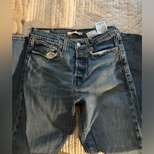 Dark wash Levi’s wedgie ankle fit jeans